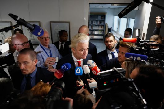 30일 네덜란드 헤이그 극우 자유당(PVV)  사무실 앞에서 헤이르트 빌더르스  PVV 대표가 취재진에게 말하고 있다.  AFP연합뉴스