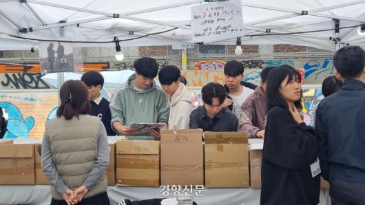 26일 서울 성동구 펍지 성수에서 열린 제14회 서울레코드페어에서 시민들이 바이닐을 둘러보고있다. 서현희 기자