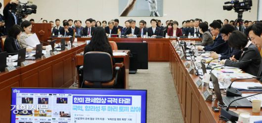 국감서는 집중 질의  황정아 더불어민주당 의원이 30일 국회 과학기술정보방송통신위원회 국정감사에서 한·미 관세협상 타결 내용과 관련해 질의하고 있다.  박민규 선임기자 parkyu@kyunghyang.com