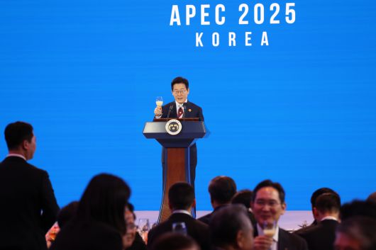 이재명 대통령이 31일 경북 경주시 라한셀렉트호텔에서 열린 2025 아시아태평양경제협력체(APEC) 정상회의 갈라 만찬에서 건배 제의를 하고 있다. 연합뉴스