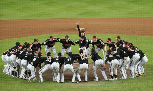 LG 트윈스 선수들이 31일 대전한화생명볼파크에서 열린 2025 프로야구 KBO리그 포스트시즌 한국시리즈 한화 이글스와의 5차전에서 승리하며 통합 우승을 차지한 뒤 기뻐하고 있다. 연합뉴스