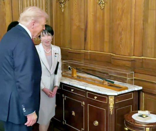 다카이치 사나에 일본 총리가 트럼프 대통령에게 아베 신조 전 총리의 골프채와 황금 골프공을 선물하고 있다. 백악관 소셜미디어 계정