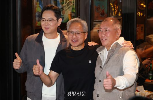 젠슨 황 엔비디아 최고경영자가 30일 서울 강남구 깐부치킨 삼성점에서 이재용 삼성전자 회장, 정의선 현대차그룹 회장과 함께 ‘치맥’ 회동 후 기념촬영을 하고 있다. 권도현 기자