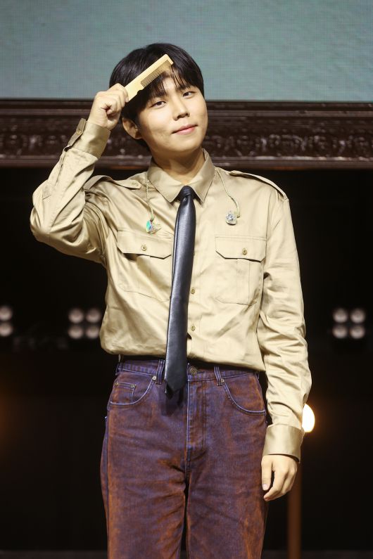 가수 정승환이 지난달 30일 서울 서대문구 예스24 원더로크홀에서 열린 정규 앨범 <사랑이라 불린> 발매 기념 쇼케이스에서 타이틀곡 ‘앞머리’를 상징하는 포즈를 취하고 있다. 연합뉴스