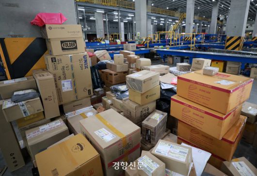 ‘택배 없는 날(택배 쉬는 날)’을 하루 앞둔 14일 서울 송파구 동남권물류단지에서 택배 분류에 쓰이는 레일이 멈춰 있다. 조태형 기자