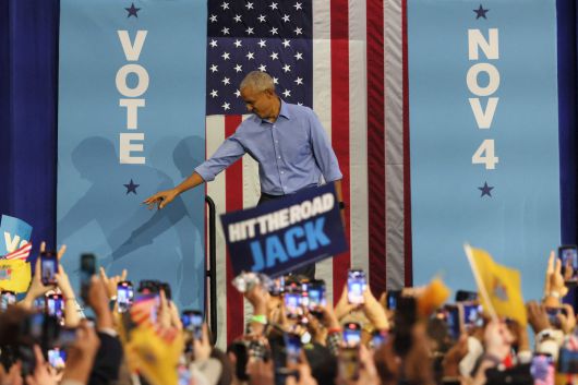 버락 오바마 전 대통령이 1일(현지시간) 뉴저지주 뉴어크의 에식스 카운티 칼리지 체육관에서 민주당 주지사 후보 마이키 셰릴 하원의원 선거 유세를 위한 집회에 참여하고 있다. AFP연합뉴스