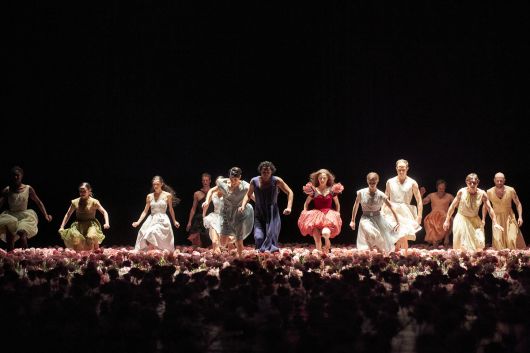 피나 바우슈의 <카네이션> 공연 모습.   LG아트센터 제공