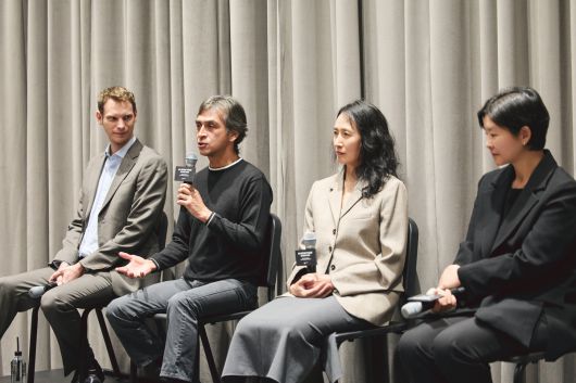 4일 LG아트센터에서 열린 <카네이션> 기자간담회에서 다니엘 지크하우스 예술감독 및 운영총괄, 에드워드 폴 마르티네스 리허설 디렉터, 김나영 리허설 어시스턴트, 이현정 LG아트센터장(왼쪽부터)이 질문에 답하고 있다.     LG아트센터 제공