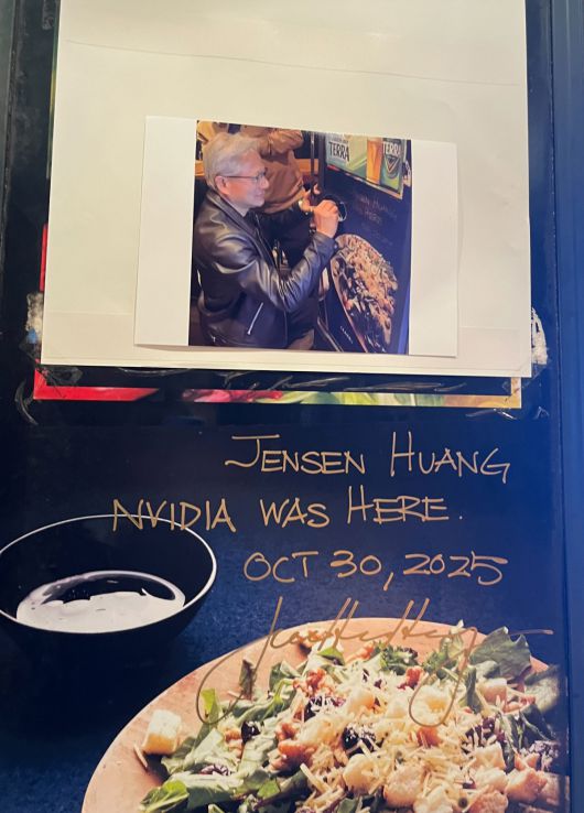 깐부치킨 삼성점 매장 냉장고에 젠슨 황이 남긴 메시지와 사인. 연합뉴스