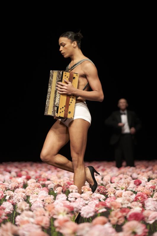 피나 바우슈의 <카네이션> 공연 모습.   LG아트센터 제공