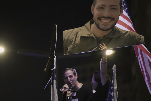 이스라엘계 미국인 이타이 첸의 부모가 지난 7월19일 인질로 잡혀간 아들의 사진을 들고 인질 즉각 석방과 전쟁 종식을 요구하는 시위에 참여하고 있다. 팔레스타인 무장정파 하마스가 전날 이스라엘로 인도한 시신은 4일(현지시간) 이타이 첸으로 확인됐다. AP연합뉴스