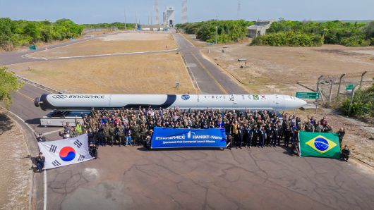 브라질 알칸타라 우주센터에서 브라질 공군과 이노스페이스 관계자들이 ‘한빛-나노’ 앞에서 기념 촬영을 하고 있다. 이노스페이스 제공