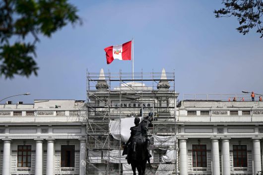 페루 국회가 반란 모의 혐의로 기소된 베트시 차베스 전 페루 총리의 망명을 받아들인 멕시코 정부의 결정에 반발해 클라우디아 셰인바움 멕시코 대통령을 6일(현지시간) ‘외교적 기피 인물(페르소나 논 그라타)’로 지정했다. 사진은 페루 수도 리마에 있는 페루 의회 전경. AFP연합뉴스