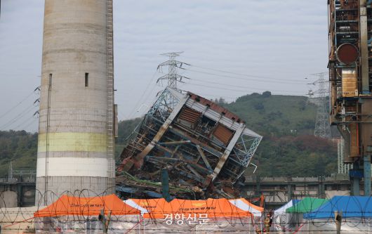 울산화력발전소 보일러 타워 붕괴 사고 이틀째인 지난 7일 울산 남구 용잠동 한국동서발전 울산발전본부 울산화력발전소 사고 현장에 보일러 타워가 무너져 있다. 권도현 기자