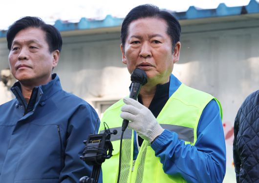 더불어민주당 정청래 대표가 9일 경기도 용인시 처인구 백암면에 위치한 유기견 보호소 ‘행복한 강아지들이 사는 집’에서 봉사활동에 앞서 발언하고 있다. 연합뉴스