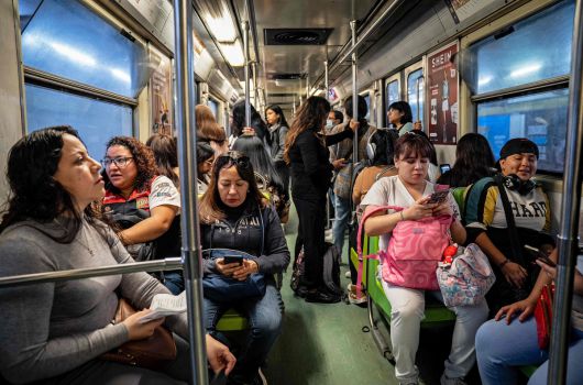 2025년 11월 6일(현지시간) 멕시코 멕시코시티 지하철의 ‘여성 전용’ 칸에서 여성들이 열차를 타고 이동하고 있다. AFP연합뉴스