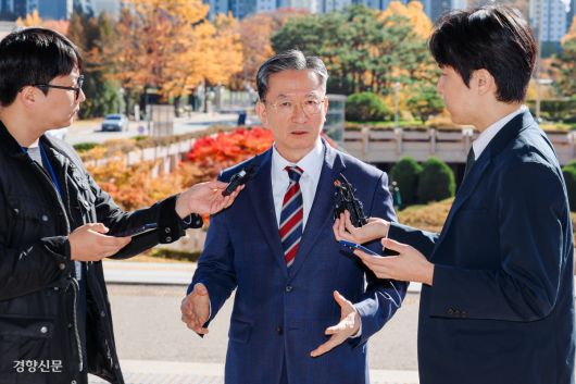 ‘논란의 중심’에 선 법무부 장관 정성호 법무부 장관이 10일 경기 과천시 정부과천청사에서 검찰의 대장동 개발비리 사건 항소 포기와 관련해 입장을 밝히고 있다. 정 장관은 “항소를 안 해도 문제가 없다고 판단했다”며 “검찰에 직접 지시한 바는 없다”고 말했다.  이준헌 기자