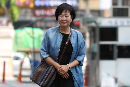 ‘목포 부동산 투기 의혹’으로 기소된 손혜원 전 국회의원이 2019년 8월26일 서울남부지법에서 열린 첫 공판기일에 출석하고 있다. 연합뉴스