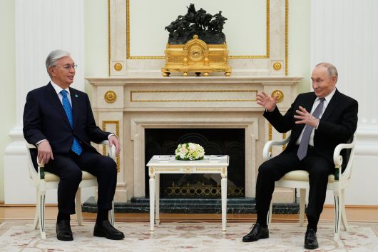 카심-조마르트 토카예프 카자흐스탄 대통령(왼쪽)과 블라디미르 푸틴 러시아 대통령이 11일(현지시간) 러시아 모스크바 크렘린궁에서 정상회담을 하고 있다. EPA연합뉴스