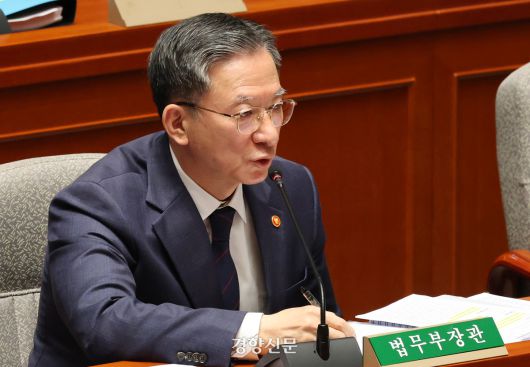 정성호 법무부 장관이 12일 국회 예산결산특별위원회 전체회의에서 의원 질의에 답하고 있다. 박민규 선임기자