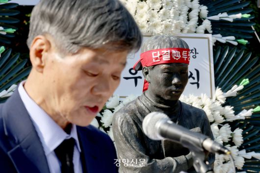 전태일 열사 55주기인 13일 경기도 남양주시 모란공원묘원에서 열린 추모식에서 열사의 동생 전태삼 씨가 추모사를 하고 있다. 김창길 기자