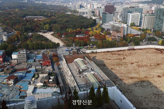 국가유산청과 협의 없이 역사문화환경 보존지역 바깥에서의 개발 규제를 완화한 서울시 조례 개정이 유효하다는 대법원 판결이 나온 지난 6일 서울 종로구 종묘와 세운4구역. 정효진 기자