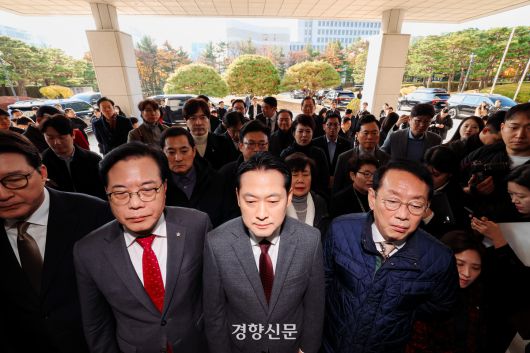 국민의힘 장동혁 대표와 송언석 원내대표 등 소속 의원들이 11일 서울 서초동 대검찰청을 항의방문하자 대검찰청 직원들이 본관 문을 잠그고 출입을 막고 있다. 이준헌 기자