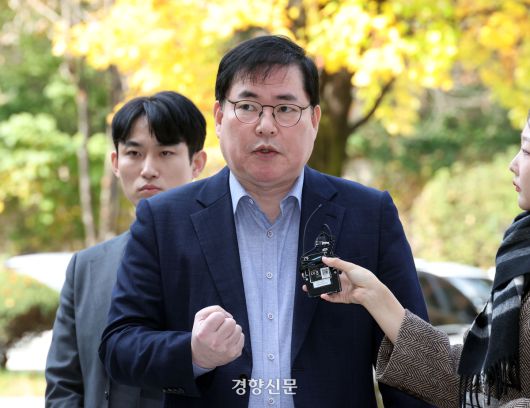 대장동 개발 비리 의혹으로 재판에 넘겨진 유동규 전 성남도시개발공사 본부장이 지난달 31일 서울 서초구 중앙지법에서 열린 1심 선고공판에 출석하며 입장을 밝히고 있다. 문재원 기자