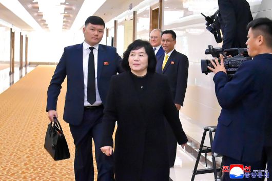 최선희 북한 외무상이 러시아와 벨라루스 외무성의 초청으로 이들 국가를 각각 방문하기 위해 26일 전용기로 평양을 출발했다고 조선중앙통신이 지난 10월27일 보도했다. 평양국제비행장에서 김정규 외무성 부상과 알렉산드르 마체고라 주북한 러시아 대사가 전송했다. 연합뉴스