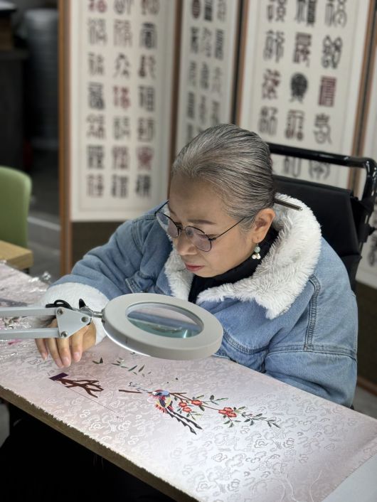 벌써 44년이나 됐지만, 이 자수장은 자수가 여전히 재밌다고 말한다.