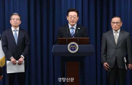 이재명 대통령(가운데)과 위성락 대통령실 국가안보실장(오른쪽), 김용범 대통령실 정책실장이 14일 서울 용산 대통령실 청사에서 한·미 팩트시트 타결 결과를 발표하고 있다. 대통령실사진기자단