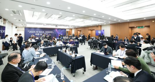 80명의 심사위원들이 14일 서울지방국세청에서 열린 ‘K-술 어워드’에서 주류를 시음한 뒤 수상 후보작을 평가하고 있다. 국세청 제공