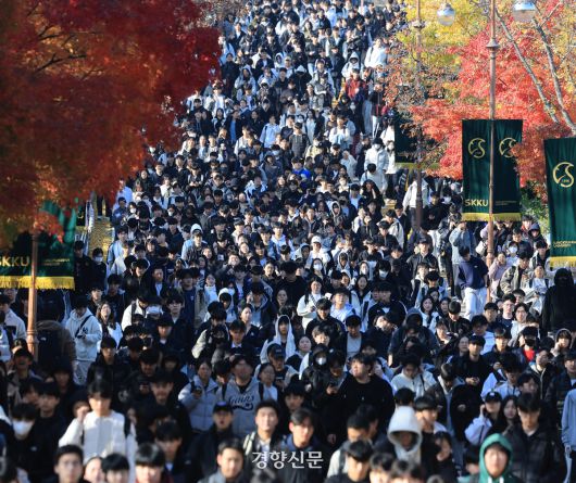 2026학년도 수학능력시험 직후인 주말 동안 건국대, 경희대 등 여러 대학들이 수시 논술과 면접 시험이 실시됐다. 16일 오후 논술 시험을 마친 수험생들이 서울 종로구 성균관대학교 캠퍼스를 나서고 있다. 서성일 선임기자