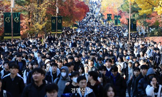 2026학년도 수학능력시험 직후인 주말 동안 건국대, 경희대 등 여러 대학들이 수시 논술과 면접 시험이 실시됐다. 16일 오후 논술 시험을 마친 수험생들이 서울 종로구 성균관대학교 캠퍼스를 나서고 있다. 서성일 선임기자