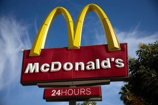 지난 5일(현지시간) 미국 캘리포니아주 로스앤젤레스의 한 맥도날드 매장에 광고판이 걸려 있다. EPA연합뉴스