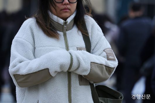 급격한 한파가 찾아온 17일 서울 종로구 광화문네거리에서 시민들이 두꺼운 옷을 입고 출근하고 있다. 정효진 기자