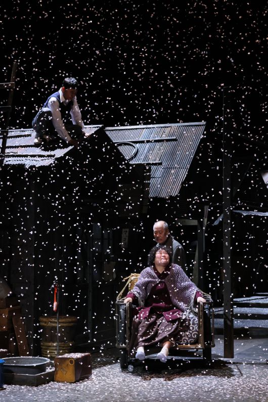 연극 <야끼니꾸 드래곤>의 공연 장면.   사진 미야가와 마이코·제공 일본 신국립극장