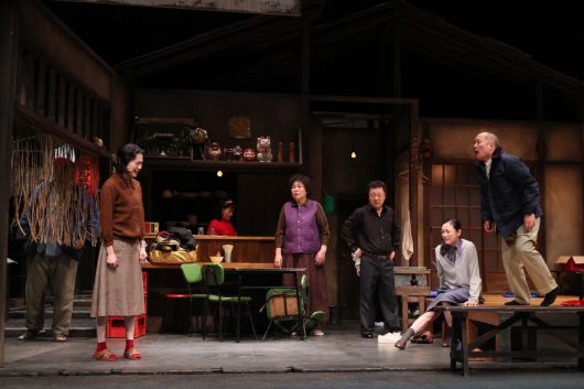 연극 <야끼니꾸 드래곤>은 1970년대 일본 간사이 지방의 재일한국인 가족이 운영하는 곱창집을 배경으로 힘겨운 현실 속에서도 희망의 끈을 놓지 않고 살아가는 가족의 이야기를 유쾌하면서도 진지하게 그려낸다. 배우들은 공연 시작 20분 전부터 고기를 굽고 흥겹게 노래를 부르며 관객들을 곱창집으로 초대한다.   사진 미야가와 마이코·제공 일본 신국립극장