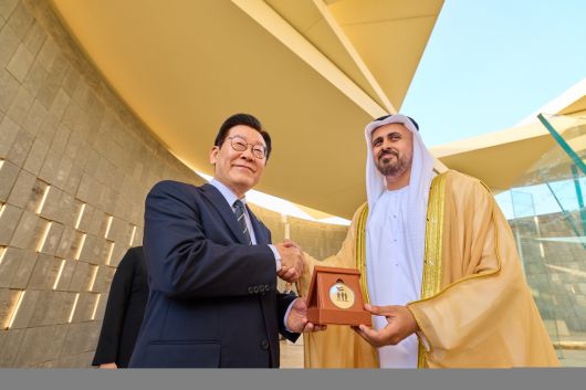 이재명 대통령이 17일(현지시간) 아랍에미리트연합(UAE) 현충원인 와하트 알 카리마를 방문해 디얍 대통령 직속 개발·보훈 사무국 부의장으로부터 기념메달을 받은 뒤 악수하고 있다. 연합뉴스