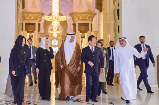 아랍에미리트연합(UAE)을 국빈 방문 중인 이재명 대통령과 김혜경 여사가 17일(현지시간) 아부다비 셰이크 자이드 그랜드 모스크를 방문해 사원을 둘러보고 있다. 연합뉴스