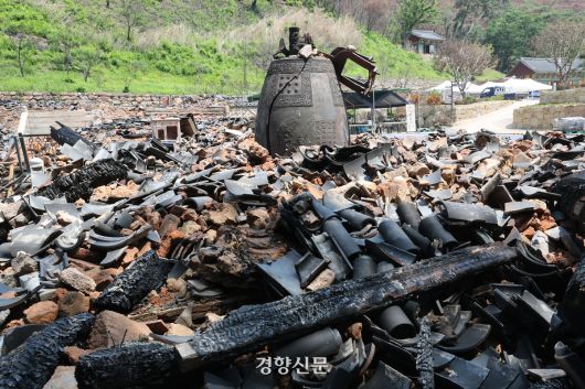 대형 산불로 전소된 경북 의성군 고운사 경내에  불에 타지 않은 범종과 기왓장들이 널브러져 있다. 정지윤 선임기자