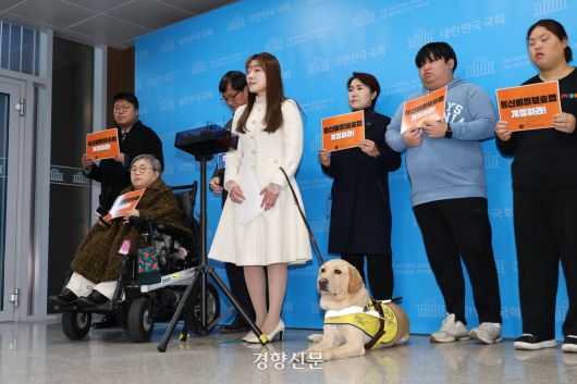 김예지 국민의힘 의원이 19일 국회 소통관에서 학대가 의심되면 제3자 녹음을 허용케 하는 통신비밀보호법 등 4개 법률 개정안 대표 발의 관련 기자회견을 하고 있다. 김 의원실 제공