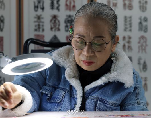 우리나라 유일의 장애인 인간문화재인  이정희 자수장이 6일 전북 정읍시 자신의 공방에서 자수를 놓고 있다.서성일 선임기자