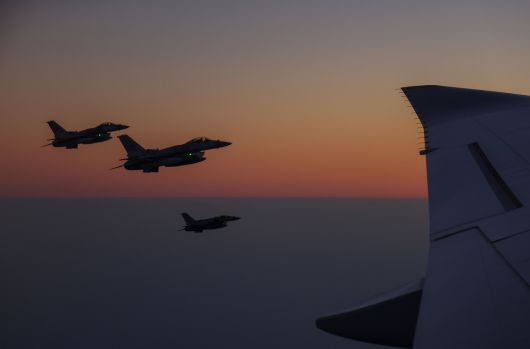 19일(현지시간) 아랍에미리트연합(UAE) 국빈 방문을 마친 이재명 대통령과 김혜경 여사를 태운 공군 1호기가 UAE 공군 전투기의 호위 비행을 받으며 다음 순방지인 이집트로 향하고 있다. 연합뉴스