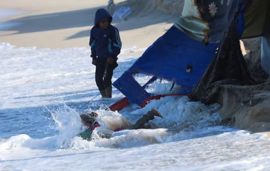 15일(현지시간) 가자지구 남부 칸 유니스 인근 난민촌에서 한 아이가 바다에 빠지고 있다. 로이터연합뉴스