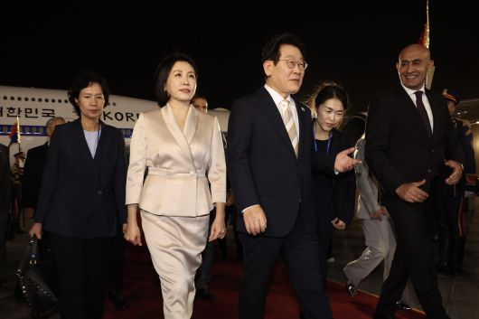 이집트를 공식 방문한 이재명 대통령과 김혜경 여사가 19일(현지시간) 카이로 국제공항에 도착한 공군 1호기에서 내려 이동하고 있다. 연합뉴스