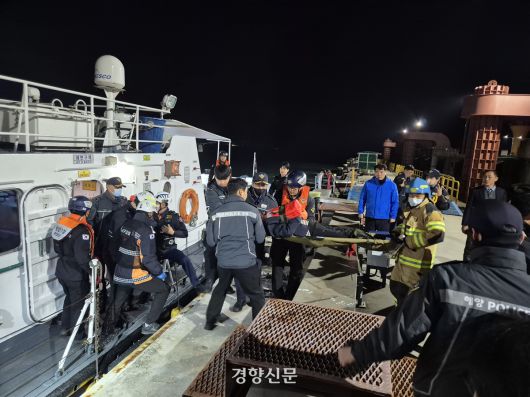 20일 오전 전남 목포시 삼학부두에서 여객선 퀸제누비아2호 좌초 사고 부상자가 구급대원들에 의해 들것으로 옮겨지고 있다. 고귀한 기자