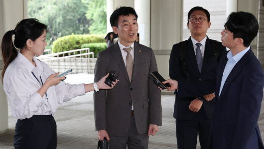 지난 6월 서울 서초구 서울중앙지법에서 김 전 장관의 변호인인 이하상(왼쪽 두 번째부터)·유승수 변호사가 취재진에게 입장을 밝히고 있다. 연합뉴스