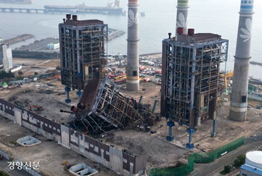 울산화력발전소 보일러타워 붕괴사고 이틀째인 지난 7일 울산시 남구 용잠동 한국동서발전 울산발전본부 울산화력발전소 사고 현장에 5호기 타워가 무너져 있다. 권도현 기자