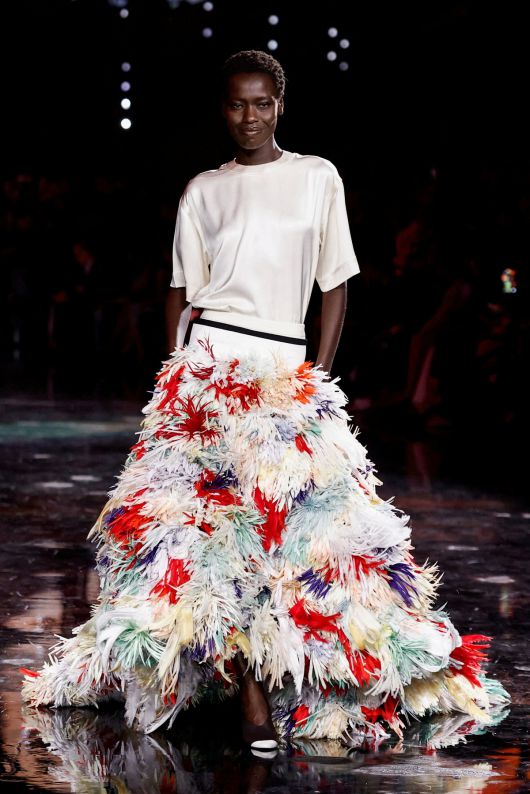 프랑스 파리패션위크에서 지난달 6일(현지시간) 샤넬이 선보인 깃털 디자인 드레스.  로이터연합뉴스